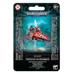 Emballage sous blister officiel d'une figurine de personnage pour le jeu de stratégie Warhammer 40,000, présenté de face avec un système d'accroche au sommet. Le grand logo argenté de Warhammer 40,000 est centré en haut, incrusté sur une bordure supérieure gris foncé sculptée de reliefs de visages hurlants. L'illustration centrale met en scène le Grand Prophète Coureur Céleste (indiqué en anglais Farseer Skyrunner), un puissant sorcier extraterrestre de la faction Aeldari. Le personnage est vêtu d'une armure rouge vif, porte un casque conique blanc orné d'une rune, et pilote une moto-jet profilée aérodynamique de couleur rouge avec des bandes noires et des lignes blanches sur le nez. Le véhicule lévite sur une tige transparente au-dessus d'un sol rocheux, devant un arrière-plan mystique baigné d'une lueur turquoise. La partie inférieure noire comporte de grands encadrés textuels traduisant le nom du personnage en plusieurs langues, dont la mention blanche "FARSEER SKYRUNNER" et sa traduction française juste en dessous. Les logos d'avertissement de sécurité pour les enfants et d'âge recommandé "12+" encadrent le haut, tandis que le logo blanc de Warhammer Citadel figure dans le coin inférieur droit.
