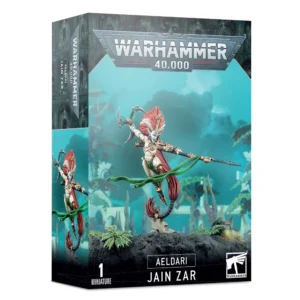Boîte d'emballage officielle d'une figurine de personnage pour le jeu de stratégie Warhammer 40,000, présentée de trois-quarts. Le grand logo argenté de Warhammer 40,000 domine le haut de la boîte, incrusté sur une bordure supérieure gris foncé sculptée de reliefs de visages hurlants. L'illustration centrale met en valeur Jain Zar, la légendaire Seigneure Phénix des Banshees Huantes de la faction Aeldari, assemblée et peinte. Le personnage est représenté dans une posture acrobatique et aérienne ultra-dynamique, s'élançant au-dessus d'un socle rocheux gris foncé orné de petites plantes vertes. Elle arbore une armure d'os poli blanche aux détails dorés, une immense et spectaculaire chevelure rousse et blanche qui ondule vers le bas, et un masque de combat hurlant. Elle brandit sa grande lance argentée, la Mort Silencieuse, d'où flotte un long ruban vert vif, tout en armant son arme de jet incurvée de l'autre main. Le fond de l'image présente un paysage extraterrestre mystique baigné d'une lueur turquoise avec des silhouettes d'arbres exotiques et de structures de vaisseau-monde. En bas au centre, un encadré noir épuré indique les inscriptions blanches "AELDARI JAIN ZAR", flanquées de la mention "1 MINIATURE" à gauche et du logo blanc officiel de Warhammer Citadel à droite. Le rabat latéral droit, d'une teinte gris-bleu sombre, montre un aperçu vertical du personnage sous le même angle.