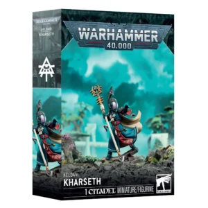 Boîte d'emballage officielle de la figurine Aeldari Kharseth pour le jeu Warhammer 40,000. Le logo argenté caractéristique de Warhammer 40,000 trône en haut au centre sur un fond sombre orné de motifs sculptés. L'illustration principale montre le personnage de Kharseth, un puissant psyker extraterrestre en armure et longue robe turquoise et rouge. Il porte un casque allongé doté d'une visière ovale violette et brandit un long sceptre de force orné d'une icône dorée. La figurine est positionnée sur un socle imitant des décombres rocheux, devant un arrière-plan mystique au ciel turquoise nuageux et aux arbres extraterrestres flous. En bas de la boîte, les inscriptions blanches indiquent "AELDARI KHARSETH" et "1 CITADEL MINIATURE/FIGURINE" à côté du logo blanc officiel de Warhammer. Sur le rabat latéral gauche, une image plus petite de la figurine est visible sous un symbole runique blanc représentant un œil stylisé.