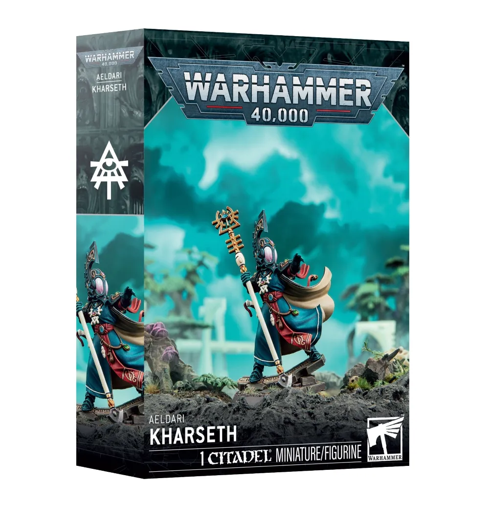 Boîte d'emballage officielle de la figurine Aeldari Kharseth pour le jeu Warhammer 40,000. Le logo argenté caractéristique de Warhammer 40,000 trône en haut au centre sur un fond sombre orné de motifs sculptés. L'illustration principale montre le personnage de Kharseth, un puissant psyker extraterrestre en armure et longue robe turquoise et rouge. Il porte un casque allongé doté d'une visière ovale violette et brandit un long sceptre de force orné d'une icône dorée. La figurine est positionnée sur un socle imitant des décombres rocheux, devant un arrière-plan mystique au ciel turquoise nuageux et aux arbres extraterrestres flous. En bas de la boîte, les inscriptions blanches indiquent "AELDARI KHARSETH" et "1 CITADEL MINIATURE/FIGURINE" à côté du logo blanc officiel de Warhammer. Sur le rabat latéral gauche, une image plus petite de la figurine est visible sous un symbole runique blanc représentant un œil stylisé.