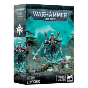 Boîte d'emballage officielle d'une figurine de personnage pour le jeu de stratégie Warhammer 40,000, présentée de trois-quarts. Le grand logo argenté de Warhammer 40,000 domine la partie supérieure, incrusté sur une bordure supérieure gris foncé sculptée de reliefs de visages hurlants. L'illustration centrale met en valeur Lhykhis, une guerrière d'aspect légendaire de la faction Aeldari, assemblée et peinte. La figurine arbore une armure sombre et complexe d'un bleu-noir profond aux reflets turquoise, contrastant avec des épaulières rouge écarlate et une longue chevelure blanche attachée en haute crinière. Elle est représentée dans une posture agile et aérienne, lévitant au-dessus d'un vortex d'énergie turquoise en forme de toiles ou d'éclairs, lui-même ancré sur une ruine de pierre sculptée de runes. Le personnage brandit une épée énergétique incurvée de couleur turquoise d'une main et possède deux canons légers fixés dans son dos. Le fond de l'image présente un paysage extraterrestre mystique baigné d'une lueur turquoise révélant des structures de vaisseau-monde et des arbres exotiques. En bas au centre, un encadré noir épuré indique les inscriptions blanches "AELDARI LHYKHIS", flanquées de la mention "1 CITADEL MINIATURE" à droite, juste à côté du logo officiel de Warhammer Citadel. Le rabat latéral droit, d'une teinte gris-bleu sombre, montre l'icône runique blanche de la faction et un gros plan vertical du personnage.