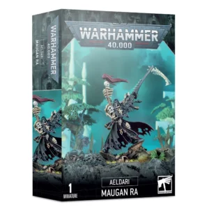 Boîte d'emballage officielle d'une figurine de personnage pour le jeu de stratégie Warhammer 40,000, présentée de trois-quarts. Le grand logo argenté de Warhammer 40,000 domine majestueusement le haut de la boîte, incrusté sur une large bordure supérieure gris foncé sculptée de reliefs de visages hurlants. L'illustration centrale met en scène Maugan Ra, le Seigneur Phénix des Faucheurs Noirs de la faction Aeldari, assemblé et peint. Le légendaire guerrier arbore une armure baroque sombre et complexe évoquant un squelette, composée de plaques d'un noir de jais, de côtes et d'excroissances osseuses blanches sur le torse, ainsi que d'un casque en forme de crâne menaçant surmonté d'une haute crête noire. Il brandit le Maugetar, une immense et redoutable arme combinant un canon lourd noir et une faux énergétique d'un bleu turquoise étincelant. Le personnage se tient debout sur des décombres rocheux gris foncé, devant un arrière-plan mystique baigné d'une lueur turquoise qui dévoile des structures d'arches blanches de vaisseau-monde. En bas au centre, un encadré noir épuré indique les inscriptions blanches "AELDARI MAUGAN RA", flanquées de la mention "1 MINIATURE" à gauche et du logo blanc officiel de Warhammer Citadel à droite. Le rabat latéral droit, d'une teinte gris-bleu sombre, montre un aperçu vertical du personnage de profil.