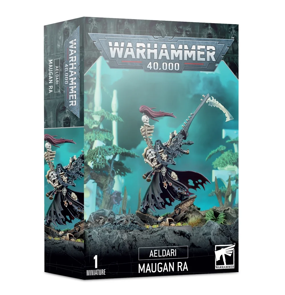 Boîte d'emballage officielle d'une figurine de personnage pour le jeu de stratégie Warhammer 40,000, présentée de trois-quarts. Le grand logo argenté de Warhammer 40,000 domine majestueusement le haut de la boîte, incrusté sur une large bordure supérieure gris foncé sculptée de reliefs de visages hurlants. L'illustration centrale met en scène Maugan Ra, le Seigneur Phénix des Faucheurs Noirs de la faction Aeldari, assemblé et peint. Le légendaire guerrier arbore une armure baroque sombre et complexe évoquant un squelette, composée de plaques d'un noir de jais, de côtes et d'excroissances osseuses blanches sur le torse, ainsi que d'un casque en forme de crâne menaçant surmonté d'une haute crête noire. Il brandit le Maugetar, une immense et redoutable arme combinant un canon lourd noir et une faux énergétique d'un bleu turquoise étincelant. Le personnage se tient debout sur des décombres rocheux gris foncé, devant un arrière-plan mystique baigné d'une lueur turquoise qui dévoile des structures d'arches blanches de vaisseau-monde. En bas au centre, un encadré noir épuré indique les inscriptions blanches "AELDARI MAUGAN RA", flanquées de la mention "1 MINIATURE" à gauche et du logo blanc officiel de Warhammer Citadel à droite. Le rabat latéral droit, d'une teinte gris-bleu sombre, montre un aperçu vertical du personnage de profil.