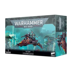 Boîte d'emballage officielle d'une figurine de véhicule pour le jeu de stratégie Warhammer 40,000, présentée de trois-quarts. Le grand logo argenté de Warhammer 40,000 domine la partie supérieure, incrusté sur une bordure supérieure gris foncé sculptée de reliefs de visages hurlants. L'illustration centrale met en scène le Tisseur Stellaire (intitulé Aeldari Starweaver en anglais) entièrement assemblé et peint. On y observe un véhicule de transport léger et ouvert, à la coque profilée d'un violet profond, orné d'un motif asymétrique de losanges bicolores orange et noir sur le capot avant. Le char antigrav lévite au-dessus d'un sol de ruines en pierre grise. Deux Arlequins vêtus de combinaisons sombres et de masques lisses argentés sont à bord : l'un pilote à l'avant tandis que le second se tient debout à l'arrière, agrippé à une rambarde et maniant une arme de poing. L'arrière-plan mystique est baigné d'une lueur turquoise révélant des structures d'arches de vaisseau-monde. En bas au centre, un encadré noir épuré indique les inscriptions blanches "AELDARI STARWEAVER", flanquées de la mention "1 MINIATURE" à gauche et du logo blanc officiel de Warhammer Citadel à droite. Le rabat latéral droit, d'une teinte gris-bleu sombre, montre un aperçu vertical du véhicule sous le même angle.