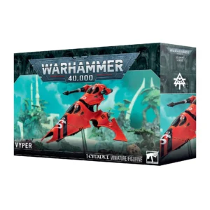 Boîte d'emballage officielle de la figurine Aeldari Vyper pour le jeu de plateau Warhammer 40,000. Le grand logo argenté de Warhammer 40,000 domine le haut de l'emballage sur une bordure sombre texturée. L'illustration centrale présente le véhicule rapide Vyper/Croc Stellaire, un engin antigrav hétéroclite à l'allure aérodynamique, peint en rouge vif avec des motifs de bandes noires et des runes blanches stylisées. Le véhicule est représenté en vol stationnaire au-dessus d'un sol rocheux parsemé d'un crâne, devant un paysage extraterrestre brumeux aux teintes turquoise, avec des arches blanches et des arbres étranges en arrière-plan. En bas à gauche, le texte blanc indique "AELDARI VYPER". En bas au centre, la mention "1 CITADEL MINIATURE/FIGURINE" est visible à côté du logo blanc Citadel de Warhammer. Le rabat latéral droit présente un gros plan de l'avant de l'appareil ainsi qu'une icône runique blanche représentant un œil stylisé surmonté d'un triangle.