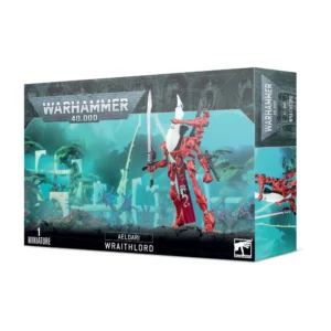 Boîte d'emballage officielle d'une figurine de personnage et d'appui-feu lourd pour le jeu de stratégie Warhammer 40,000, présentée de trois-quarts. Le grand logo argenté de Warhammer 40,000 domine majestueusement le haut de la boîte, incrusté sur une bordure supérieure gris foncé sculptée de reliefs de visages hurlants. L'illustration centrale met en valeur un Seigneur Fantôme (Wraithlord en anglais), un gigantesque marcheur de combat cybernétique Aeldari assemblé et peints. Ce colosse élancé arbore une armure rouge écarlate, une tête allongée et lisse blanche, ainsi qu'un long pagne bordeaux orné d'une rune blanche. Il brandit une immense lame de spectre argentée d'une main et possède des armes lourdes futuristes fixées sur ses épaules et ses poignets. La créature mécanique se tient sur un sol de décombres rocheux gris foncé, devant un arrière-plan mystique baigné d'une lueur turquoise et bleue qui dévoile de grandes arches blanches de vaisseau-monde et des arbres exotiques. En bas au centre, un encadré noir épuré indique les inscriptions blanches "AELDARI WRAITHLORD", flanquées de la mention "1 MINIATURE" à gauche et du logo blanc officiel de Warhammer Citadel à droite. Le rabat latéral droit, d'une teinte gris-bleu sombre texturée, montre un aperçu de la figurine inclinée en pleine action.