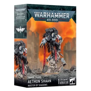 Vue en perspective de la boîte de jeu Warhammer 40,000 présentant la figurine de Aethon Shaan, Maître des Ombres de la faction Raven Guard. Au centre de l'illustration, le héros est représenté dans une pose dynamique et agressive : il est en train de s'élancer depuis un socle rocheux texturé, ses griffes acérées prêtes à frapper. Il porte une armure énergétique noire sophistiquée, agrémentée de plumes sombres et d'un masque blanc distinctif qui renforce son aspect sinistre. En arrière-plan, le ciel est embrasé par des teintes orange vif et des fumées, évoquant un paysage urbain dévasté par la guerre. Le logo métallique argenté "WARHAMMER 40,000" est situé en haut, tandis que le bandeau noir en bas de la boîte affiche fièrement le nom du personnage "AETHON SHAAN - MASTER OF SHADOWS" ainsi que la mention "1 CITADEL MINIATURE", le tout encadré par le logo de la marque Warhammer dans le coin inférieur droit.