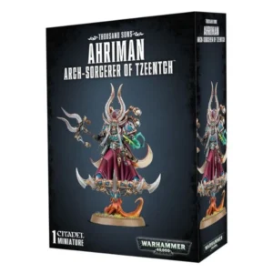 Boîte de produit officielle de l'univers Warhammer 40,000 présentant la figurine du célèbre sorcier Ahriman. Sur un fond noir épuré, l'illustration centrale dévoile le personnage vêtu d'une armure bleue et dorée richement ornée et d'une longue robe bordeaux. Il porte un casque à cornes impressionnant et manie un sceptre enchanté, tandis que sa main gauche manipule des flammes d'énergie magique verte. Il lévite au-dessus du sol sur un disque de Tzeentch doré et tranchant, lui-même porté par une colonne de feu orangée. En haut de la boîte, les inscriptions blanches indiquent "Thousand Sons - Ahriman - Arch-Sorcerer of Tzeentch". Le logo vert "Warhammer 40,000" est visible en bas à droite, à côté de la mention "1 Citadel Miniature".