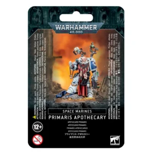 Emballage cartonné officiel de type blister à fond noir texturé pour le jeu Warhammer 40,000. Au sommet, sous l'encoche de suspension, se trouve le logo métallique bleu et gris « WARHAMMER 40,000 ». L'illustration centrale rectangulaire présente la figurine peinte d'un Apothecary Primaris appartenant au Chapitre des Ultramarines. Ce guerrier médical est revêtu d'une armure assistée lourde de couleur blanche avec une épaulière gauche bleu azur affichant le symbole de l'U blanc. Il porte un long tabard rouge suspendu à sa ceinture et un imposant paquetage dorsal équipé de bras articulés mécaniques, de scanners et de fioles médicales. Le personnage est campé sur un socle rocheux, son pied droit posé sur les débris d'une armure bleue, devant un arrière-plan de champ de bataille enveloppé par des fumées de guerre orange et jaunes. Sous l'image, un encadré noir affiche en capitales blanches les mentions « SPACE MARINES » et « PRIMARIS APOTHECARY », suivies de sa traduction en français « APOTHICAIRE PRIMARIS ». Les logos de restriction d'âge (12+) et le logo carré blanc de Games Workshop sont visibles dans les angles inférieurs.