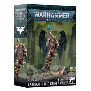 Boîte d'emballage cartonnée officielle de Games Workshop vue de trois-quarts, présentant le kit de figurine d'Astorath l'Inflexible (Astorath the Grim) pour la faction Blood Angels de Warhammer 40,000. L'illustration centrale met en scène un guerrier ailé spectaculaire doté de deux immenses ailes de plumes noires déployées. Le personnage possède une peau blafarde bleutée, de longs cheveux gris-blanc et un visage vampirique féroce. Il revêt une armure de puissance rouge et dorée finement sculptée imitant l'anatomie musculaire et ornée de crânes sur les genoux et les épaulières. Figé en plein saut au-dessus d'un sol de gravats gris et de ruines en pierre noire, il brandit à deux mains une grande hache de bourreau à la lame énergétique bleu turquoise. L'arrière-plan dépeint un ciel brumeux vert olive révélant des silhouettes floues de cathédrales gothiques. Le sommet de la boîte affiche le logo métallique "Warhammer 40,000". Le bandeau noir inférieur comporte les inscriptions blanches "BLOOD ANGELS", "ASTORATH THE GRIM" et "1 CITADEL MINIATURE", flanquées du logo blanc de Games Workshop à droite. Le flanc gauche de l'emballage montre le blason blanc du chapitre ainsi qu'un aperçu vertical de la figurine.