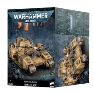 Boîte d'emballage officielle d'une figurine de véhicule pour le jeu de stratégie Warhammer 40,000, présentée de trois-quarts. Le grand logo argenté de Warhammer 40,000 domine la partie supérieure, incrusté sur une bordure supérieure gris foncé sculptée de reliefs de visages hurlants. L'illustration centrale met en scène le char de combat super-lourd Baneblade entièrement assemblé et peint. Cet immense blindé de l'Astra Militarum arbore une coque massive et fortifiée vert kaki, montée sur de larges chenilles métalliques doubles, et affiche des marquages militaires blancs dont le numéro 103. Il est doté d'un armement colossal : un gigantesque canon principal de tourelle, un canon démolisseur de coque à l'avant, ainsi que plusieurs tourelles secondaires équipées de bolters lourds et de canons laser sur les flancs. Le char progresse puissamment à travers un champ de ruines urbaines gothiques dévastées, sous un ciel de guerre obscurci par une fumée noire et d'intenses explosions orangées. En bas au centre, un encadré noir épuré indique les inscriptions blanches "ASTRA MILITARUM BANEBLADE", flanquées de la mention "1 MINIATURE" à gauche et du logo blanc officiel de Warhammer Citadel dans le coin inférieur droit. Le rabat latéral droit, d'une teinte gris-bleu sombre, montre un aperçu vertical du char super-lourd sous le même angle.
