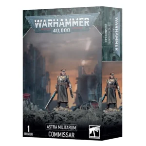Boîte d'emballage officielle d'une figurine de personnage pour le jeu de stratégie Warhammer 40,000, présentée de trois-quarts. Le grand logo argenté de Warhammer 40,000 domine la partie supérieure, incrusté sur une bordure supérieure gris foncé sculptée de reliefs de visages hurlants. L'illustration centrale met en scène le Commissaire (intitulé Astra Militarum Commissar en anglais) entièrement assemblé et peint. Cet officier de discipline inflexible de la Garde Impériale adopte une posture droite et sévère, debout sur un défilé de gravats rocheux gris foncé. Il porte son long manteau noir emblématique doublé de rouge bordeaux, une casquette d'officier rouge et noire ornée d'un crâne, ainsi qu'un pectoral blindé décoré d'un grand symbole d'aquila doré. De sa main droite abaissée, il tient une épée énergétique argentée dont le fil de la lame luit d'un bleu électrique, tandis que son bras gauche se termine par un pistolet bolter au poing. Le fond de l'image dépeint un paysage de ruines gothiques urbaines dévastées sous un ciel de guerre brumeux aux reflets orangés. En bas au centre, un encadré noir épuré indique les inscriptions blanches "ASTRA MILITARUM COMMISSAR", flanquées de la mention "1 MINIATURE" à gauche et du logo blanc officiel de Warhammer Citadel à droite. Le rabat latéral droit, d'une teinte gris-bleu sombre, montre un aperçu vertical partiel du personnage sous le même angle.