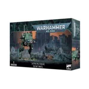 Boîte d'emballage officielle d'une figurine de véhicule pour le jeu de stratégie Warhammer 40,000, présentée de trois-quarts. Le grand logo argenté de Warhammer 40,000 domine la partie supérieure, incrusté sur une bordure supérieure gris foncé sculptée de reliefs de visages hurlants. L'illustration centrale met en scène le marcheur de combat entièrement assemblé et peint dans sa configuration de Sentinel Blindé. Ce marcheur léger de l'Astra Militarum arbore un blindage lourd entièrement fermé de couleur vert kaki et de longues jambes mécaniques articulées métalliques. Il est équipé d'un canon à plasma lourd à l'avant dégageant une lueur turquoise et d'un missile de traque fixé sur le flanc de sa cabine. Le véhicule progresse sur un champ de bataille dévasté, entouré de décombres, de gravats gris foncé et de structures industrielles gothiques en ruine sous un ciel obscurci par une fumée orangée. En bas au centre, un encadré noir épuré indique les inscriptions blanches "ASTRA MILITARUM SENTINEL", flanquées de la mention "1 MINIATURE" à gauche et du logo blanc officiel de Warhammer Citadel à droite. Le rabat latéral droit, d'une teinte gris-bleu sombre, montre un aperçu vertical partiel du marcheur sous le même angle.