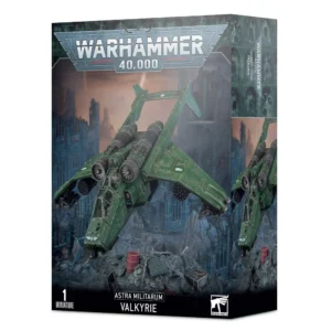 Boîte d'emballage officielle d'une figurine de véhicule aérien pour le jeu de stratégie Warhammer 40,000, présentée de trois-quarts. Le grand logo argenté de Warhammer 40,000 domine la partie supérieure, incrusté sur une bordure supérieure gris foncé sculptée de reliefs de visages hurlants. L'illustration centrale met en scène l'aéronef de transport d'assaut Valkyrie entièrement assemblé et peint. Le imposant vaisseau de l'Astra Militarum arbore un fuselage blindé gris foncé et beige, de larges ailes inversées équipées de turbines et des marquages d'identification militaires blancs, dont le numéro 42. Il est représenté en train de survoler en rase-mottes un champ de bataille dévasté, armé de nacelles de roquettes d'un rouge bordeaux sous les ailes et d'un canon laser à l'avant. L'arrière-plan de guerre est saturé d'une fumée noire et d'explosions orangées intenses sous un ciel ténébreux. En bas au centre, un encadré noir épuré indique les inscriptions blanches "ASTRA MILITARUM VALKYRIE", flanquées de la mention "1 MINIATURE" à gauche et du logo blanc officiel de Warhammer Citadel à droite. Le rabat latéral droit, d'une teinte gris-bleu sombre, montre un aperçu vertical du véhicule sous le même angle de vol.