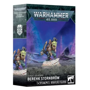 Boîte d'emballage officielle de la figurine Berehk Stornbröw pour le jeu de plateau Warhammer 40,000. En haut au centre, le logo argenté de Warhammer 40,000 se détache sur une bordure gris sombre texturée. L'illustration principale met en scène Berehk Stornbröw, un guerrier trapu de la faction Leagues of Votann, campé sur un rocher incliné au milieu d'un sol volcanique ou rocheux sombre. Il arbore une coiffure à crête rousse, une armure de combat turquoise et une imposante boucle de ceinture gravée d'un crâne. D'une main, il abaisse une hache à plasma à lame orangée et lumineuse, tandis que de l'autre, il brandit triomphalement la tête tranchée d'un Ork à la peau verte, la bouche grande ouverte. L'arrière-plan dépeint un paysage extraterrestre embrumé aux nuances violettes avec des silhouettes lointaines. Le bas de la boîte indique en lettres blanches "LEAGUES OF VOTANN BEREHK STORNBRÖW" et "1 CITADEL MINIATURE/FIGURINE" à côté du logo blanc officiel de Warhammer. Le rabat latéral gauche affiche une version réduite de la figurine ainsi que l'emblème blanc stylisé des Leagues of Votann représentant un visage barbu techno-dwarfen.