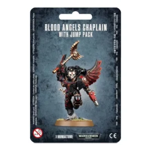 Blister d'emballage cartonné officiel de Games Workshop présenté de face pour la figurine du Blood Angels Chaplain With Jump Pack de l'univers Warhammer 40,000. Le fond de la carte arbore une couleur bleu-gris sombre et texturée avec un effet de métal usé. Au centre, la figurine peinte et assemblée met en scène un Chapelain Space Marine s'élançant dynamiquement depuis un débris rocheux. Il est revêtu d'une armure de puissance noire ornée de détails rouges et dorés, d'un casque en forme de crâne blanc rigide et d'un réacteur dorsal équipé de grandes ailes stylisées rouge foncé aux bordures dorées. Il brandit un Crozius Arcanum doré en forme d'aigle de sa main droite levée et pointe un pistolet rouge et argenté vers le bas de sa main gauche. En haut de la carte, le nom du produit est écrit en lettres capitales blanches allongées. Le bas du blister indique la mention "1 MINIATURE" à côté du logo officiel métallique gris "WARHAMMER 40,000", du sigle CE et d'un logo d'avertissement de sécurité.