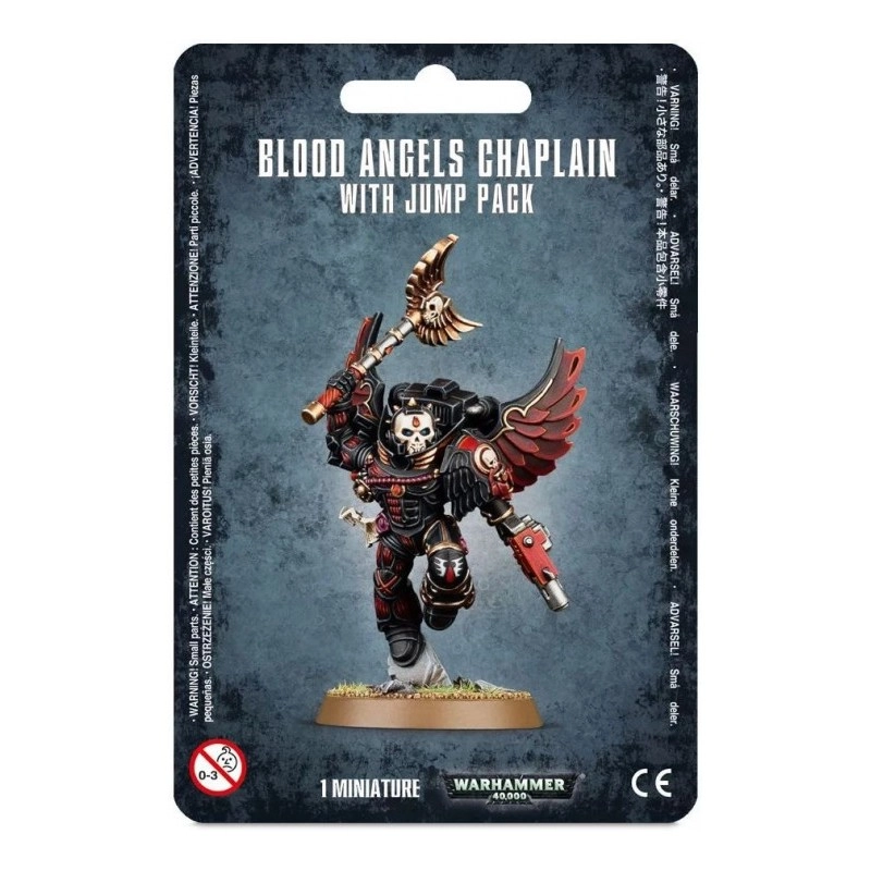 Blister d'emballage cartonné officiel de Games Workshop présenté de face pour la figurine du Blood Angels Chaplain With Jump Pack de l'univers Warhammer 40,000. Le fond de la carte arbore une couleur bleu-gris sombre et texturée avec un effet de métal usé. Au centre, la figurine peinte et assemblée met en scène un Chapelain Space Marine s'élançant dynamiquement depuis un débris rocheux. Il est revêtu d'une armure de puissance noire ornée de détails rouges et dorés, d'un casque en forme de crâne blanc rigide et d'un réacteur dorsal équipé de grandes ailes stylisées rouge foncé aux bordures dorées. Il brandit un Crozius Arcanum doré en forme d'aigle de sa main droite levée et pointe un pistolet rouge et argenté vers le bas de sa main gauche. En haut de la carte, le nom du produit est écrit en lettres capitales blanches allongées. Le bas du blister indique la mention "1 MINIATURE" à côté du logo officiel métallique gris "WARHAMMER 40,000", du sigle CE et d'un logo d'avertissement de sécurité.