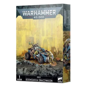 Boîte d'emballage officielle de Warhammer 40,000 au format vertical, présentant une figurine de véhicule pour l'armée des Orks. L'illustration principale, sur un fond jaune brumeux de ruines industrielles, met en scène un véhicule de course blindé et lourdement armé connu sous le nom de Boomdakka Snazzwagon. Ce bolide, orné de motifs à damiers bleus et blancs, est conduit par un Ork à la peau verte, tandis qu'un Grot est accroché à l'avant du véhicule au milieu d'une carrosserie en métal usé et de pointes agressives. Le logo officiel argenté "WARHAMMER 40,000" domine le haut de la boîte, et la bande noire inférieure indique "1 MINIATURE" ainsi que "ORKS BOOMDAKKA SNAZZWAGON".