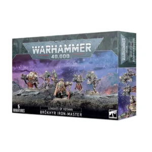Photo de face du packaging officiel en carton du Maître-fer Brôkhyr pour le jeu de figurines Warhammer 40,000. Le coin supérieur droit arbore le logo officiel Warhammer 40,000 sur fond texturé sombre. Au centre, une illustration met en scène la figurine assemblée et peinte du Maître-fer, un humanoïde trapu en armure assistée lourde de couleur turquoise et orange, brandissant un lourd marteau énergétique. Il est entouré de ses quatre assistants robotiques, les COG-bots, sur des socles décorés d'un sol rocheux désertique. Le fond de l'image présente un dégradé de bleu profond et de motifs géométriques discrets, mettant en valeur les détails minutieux de la sculpture et de la peinture. En bas de la boîte, l'inscription blanche indique le nom de la faction « Leagues of Votann » et le nom du personnage.
