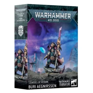 Gros plan studio sur la figurine de Buri Aegnirssen des Leagues of Votann, présentée sur le devant de sa boîte de collection. Le personnage, un Kin imposant, porte une armure technologique complexe ainsi qu'une longue cape pourpre et est armé d'une lance énergétique massive. Il se tient debout sur un socle rocheux texturé au milieu d'un paysage dévasté sous un ciel violet. Le bandeau inférieur affiche clairement "LEAGUES OF VOTANN" suivi du nom "BURI AEGNIRSSEN" en lettres capitales blanches, avec le logo Warhammer 40,000 et Citadel en bas à droite de l'image.