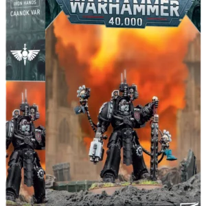 Vue en perspective de la boîte de jeu Warhammer 40,000 présentant la figurine du Caanok Var pour la faction des Iron Hands. Au centre, le personnage est représenté en armure Terminator noire intégrale, richement ornée d'implants cybernétiques, de bras mécaniques et tenant une arme massive. Il se tient sur un socle rocheux devant un arrière-plan chaotique embrasé de flammes orange. Le logo métallique argenté "WARHAMMER 40,000" domine le haut de l'emballage. Sur le bandeau noir en bas, les inscriptions blanches indiquent "IRON HANDS" et "CAANOK VAR", accompagnées de la mention "1 CITADEL MINIATURE" et du logo blanc carré de Warhammer. La tranche latérale supérieure gauche affiche également les noms "IRON HANDS" et "CAANOK VAR" sous le symbole de l'épée ailée.