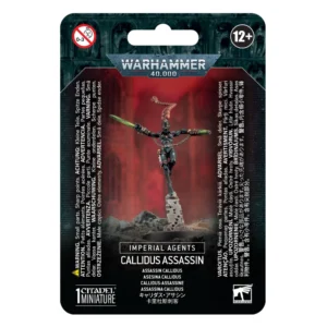 Emballage sous blister officiel d'une figurine de personnage pour le jeu de stratégie Warhammer 40,000, présenté de face avec une fente d'accroche au sommet. La partie supérieure arbore le logo officiel argenté Warhammer 40,000 sur un fond gris texturé représentant des visages hurlants. L'illustration centrale met en scène l'Assassin Callidus entièrement assemblé et peint. Cette tueuse polymorphe porte une combinaison furtive noire moulante avec des câbles reliés à ses armes. Sa tête cagoulée est surmontée d'une très longue tresse de cheveux roux dressée verticalement et courbée vers l'arrière. Elle est représentée en pleine action, sautant dynamiquement depuis un pilier de ruine gothique beige détruit. De sa main droite, elle brandit une épée de phase C'tan à lame verte lumineuse, et de sa main gauche, un pistolet déshabilleur de chair noir et vert. Le socle est parsemé de débris rocheux sombres sur un fond de dégradé rouge vif avec des silhouettes de bâtiments impériaux. En bas au centre, un encadré noir affiche les mentions "IMPERIAL AGENTS" et "CALLIDUS ASSASSIN", suivies de ses traductions dont "ASSASSIN CALLIDUS". En bas à gauche figure la mention "1 CITADEL MINIATURE".