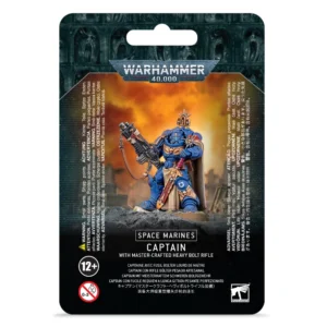 Emballage cartonné officiel de type blister à fond noir texturé pour le jeu Warhammer 40,000. Au sommet, sous l'encoche de suspension, s'affiche le logo officiel bleu et argenté « WARHAMMER 40,000 ». L'illustration centrale rectangulaire présente la figurine peinte d'un Capitaine en armure Gravis avec fusil bolter lourd de maître du Chapitre des Ultramarines. Ce guerrier massif est revêtu d'une armure assistée lourde bleu saphir rehaussée d'ornements dorés, d'un plastron à aigle impérial d'or et d'une longue cape beige. Coiffé d'un casque bleu et surmonté d'une petite auréole de fer dorée, il tient son imposant fusil bolter noir doté de dorures en bandoulière, sa main gauche gantée reposant sur la garde de son épée rengainée. La figurine est installée sur un socle de débris sombres devant un ciel de guerre embrasé par des fumées orange et jaunes. Sous l'image, un encadré noir affiche en capitales blanches les mentions « SPACE MARINES » et « CAPTAIN WITH MASTER-CRAFTED HEAVY BOLT RIFLE », suivies de la traduction française « CAPITAINE AVEC FUSIL BOLTER LOURD DE MAÎTRE ». Les logos réglementaires de restriction d'âge (12+ et 0-3) et le logo blanc de Games Workshop figurent dans les angles inférieurs.