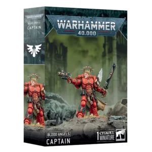 Boîte d'emballage cartonnée officielle de Games Workshop vue de trois-quarts pour la figurine du Capitaine des Blood Angels de Warhammer 40,000. L'illustration centrale présente le commandant Space Marine tête nue avec des cheveux blonds courts, arborant une armure de puissance rouge vif ornée de reliefs musculaires et surmontée d'un halo de fer doré. Il se tient debout sur un sol rocheux et accidenté parsemé de débris gris. Le personnage pointe un pistolet lance-flammes de sa main droite et brandit une grande épée-tronçonneuse noire décorée d'une aile dorée de sa main gauche, tandis qu'une petite aile blanche est fixée à son pack dorsal. L'arrière-plan affiche un ciel brumeux aux teintes vert olive derrière les silhouettes sombres de ruines gothiques colossales. Le sommet de la boîte porte le grand logo métallique gris "Warhammer 40,000". Le bandeau noir inférieur affiche les inscriptions blanches "BLOOD ANGELS", "CAPTAIN" et "1 CITADEL MINIATURE" à côté du logo blanc de Games Workshop. Le flanc gauche de la boîte montre l'emblème blanc de la goutte de sang ailée propre au chapitre, ainsi qu'une section verticale de la même illustration.