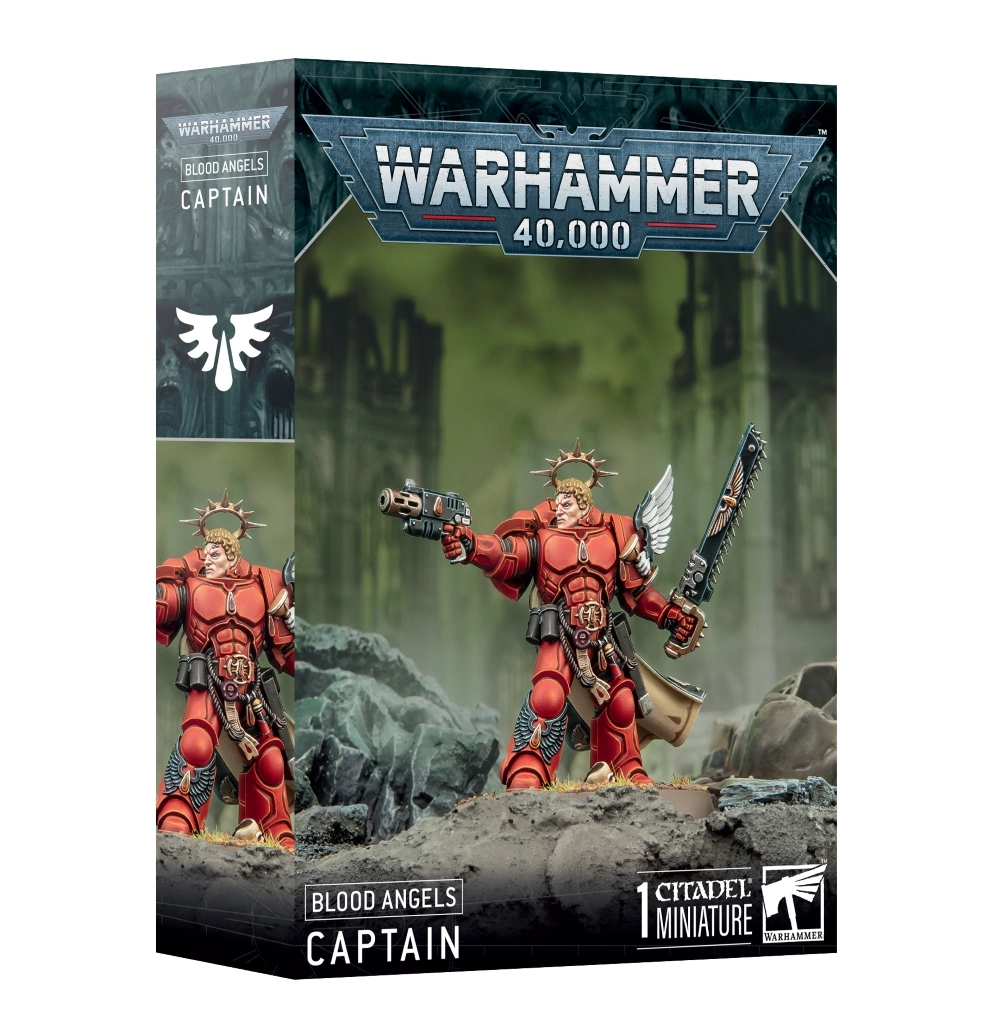 Boîte d'emballage cartonnée officielle de Games Workshop vue de trois-quarts pour la figurine du Capitaine des Blood Angels de Warhammer 40,000. L'illustration centrale présente le commandant Space Marine tête nue avec des cheveux blonds courts, arborant une armure de puissance rouge vif ornée de reliefs musculaires et surmontée d'un halo de fer doré. Il se tient debout sur un sol rocheux et accidenté parsemé de débris gris. Le personnage pointe un pistolet lance-flammes de sa main droite et brandit une grande épée-tronçonneuse noire décorée d'une aile dorée de sa main gauche, tandis qu'une petite aile blanche est fixée à son pack dorsal. L'arrière-plan affiche un ciel brumeux aux teintes vert olive derrière les silhouettes sombres de ruines gothiques colossales. Le sommet de la boîte porte le grand logo métallique gris "Warhammer 40,000". Le bandeau noir inférieur affiche les inscriptions blanches "BLOOD ANGELS", "CAPTAIN" et "1 CITADEL MINIATURE" à côté du logo blanc de Games Workshop. Le flanc gauche de la boîte montre l'emblème blanc de la goutte de sang ailée propre au chapitre, ainsi qu'une section verticale de la même illustration.