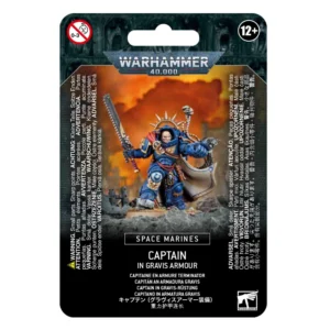 Emballage cartonné officiel de type blister à fond noir texturé pour le jeu Warhammer 40,000. Au sommet, sous l'encoche de suspension, se trouve le logo métallique bleu et gris « WARHAMMER 40,000 ». L'illustration centrale rectangulaire présente la figurine peinte d'un Capitaine en armure Gravis appartenant au Chapitre des Ultramarines. Ce guerrier massif est revêtu d'une armure assistée lourde bleu saphir avec un plastron à aigle doré, une grande cape blanche doublée de rouge et une auréole de fer dorée derrière sa tête nue au regard déterminé. Il brandit une épée tronçonneuse de sa main droite levée et pointe un gantelet de tir massif de sa main gauche. Le personnage est campé sur un socle rocheux devant un arrière-plan de ruines gothiques sous un ciel de guerre orange et jaune embrasé. Sous l'image, un encadré noir affiche les inscriptions blanches en capitales « SPACE MARINES » et « CAPTAIN IN GRAVIS ARMOUR ». Les logos réglementaires d'âge (12+) et le logo blanc de Games Workshop sont visibles dans les angles.