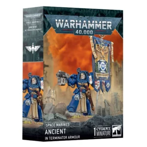 Vue de trois quarts de la boîte de figurine officielle pour le jeu Warhammer 40,000. Le sommet de la boîte affiche le logo métallique bleu et argenté « WARHAMMER 40,000 ». L'illustration centrale met en scène un Space Marine en armure lourde de type Terminator peinte en bleu azur (aux couleurs des Ultramarines), avançant fièrement au milieu de débris rocheux et de ruines gothiques. Le personnage, représenté tête nue avec un visage sévère et déterminé, brandit de sa main gauche une immense et somptueuse bannière bleue ornée d'un aigle impérial doré, de lauriers et de sceaux de pureté. Dans sa main droite, il pointe un fulgurant double canon vers l'avant. Le fond de la scène est dominé par un ciel de guerre apocalyptique aux teintes orange vif et jaune de incendies. Le bandeau noir en bas de la boîte comporte les inscriptions en capitales blanches « SPACE MARINES », « ANCIENT IN TERMINATOR ARMOUR » et la mention « 1 CITADEL MINIATURE », correspondant parfaitement à l'impact visuel recherché pour un Capitaine en Armure Terminator.