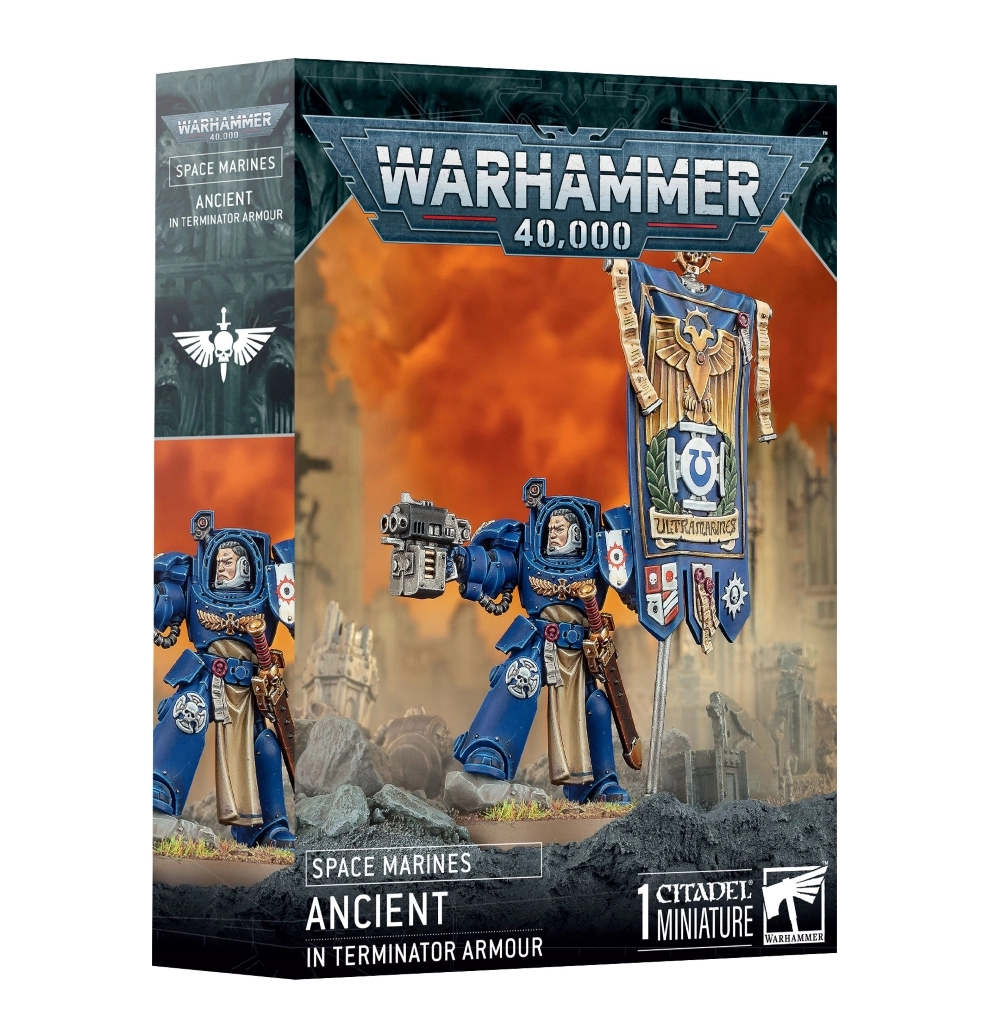 Vue de trois quarts de la boîte de figurine officielle pour le jeu Warhammer 40,000. Le sommet de la boîte affiche le logo métallique bleu et argenté « WARHAMMER 40,000 ». L'illustration centrale met en scène un Space Marine en armure lourde de type Terminator peinte en bleu azur (aux couleurs des Ultramarines), avançant fièrement au milieu de débris rocheux et de ruines gothiques. Le personnage, représenté tête nue avec un visage sévère et déterminé, brandit de sa main gauche une immense et somptueuse bannière bleue ornée d'un aigle impérial doré, de lauriers et de sceaux de pureté. Dans sa main droite, il pointe un fulgurant double canon vers l'avant. Le fond de la scène est dominé par un ciel de guerre apocalyptique aux teintes orange vif et jaune de incendies. Le bandeau noir en bas de la boîte comporte les inscriptions en capitales blanches « SPACE MARINES », « ANCIENT IN TERMINATOR ARMOUR » et la mention « 1 CITADEL MINIATURE », correspondant parfaitement à l'impact visuel recherché pour un Capitaine en Armure Terminator.