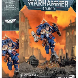 Boîte d'emballage cartonnée officielle de Games Workshop vue de trois-quarts, présentant le kit de figurine du Capitaine avec Réacteur Dorsal et Bouclier Relique (Captain with Jump Pack and Relic Shield) pour la faction Space Marines de Warhammer 40,000. L'illustration centrale montre un Space Marine en armure de puissance bleu Ultramarine éclatante avec des ornements dorés et des cordons rouges. Équipé d'un réacteur dorsal surmonté d'un halo de fer doré, le personnage est figé en plein saut au-dessus de ruines de pierre sombres, brandissant un marteau de guerre de sa main droite et un grand bouclier relique sculpté de sa main gauche. En arrière-plan, un ciel de guerre apocalyptique aux nuances orange et jaune vif met en valeur des silhouettes de cathédrales gothiques en ruine. Le sommet de la boîte affiche le logo métallique gris "Warhammer 40,000". Le bandeau noir inférieur comporte les inscriptions blanches "SPACE MARINES", "CAPTAIN WITH JUMP PACK AND RELIC SHIELD" et "1 CITADEL MINIATURE", flanquées du logo de l'aigle de Games Workshop dans le coin inférieur droit. Le flanc gauche de l'emballage montre le blason blanc des Space Marines ainsi qu'un aperçu vertical partiel de la même illustration.