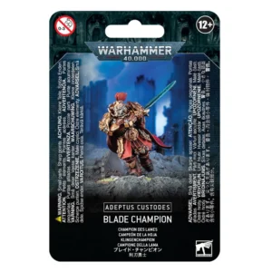 Emballage cartonné de type blister pour la figurine du Champion des Lames issu de l'univers Warhammer 40,000. Le haut du paquet comporte une fente de suspension, le logo classique gris « Warhammer 40,000 » et des icônes de sécurité dont un logo d'avertissement d'âge 12+. Au centre, un visuel présente la figurine peinte d'un guerrier d'élite en armure dorée étincelante avec des détails rouges, s'élançant vers l'avant en brandissant deux épées énergétiques à lames bleutées. Le fond de l'image montre un paysage de ruines sombres sous un ciel bleu. La partie inférieure noire de l'emballage affiche l'inscription encadrée « Adeptus Custodes » suivie du nom du produit « Blade Champion » traduit en plusieurs langues, dont « Champion des Lames » en français, à côté du logo carré blanc de la marque Warhammer.