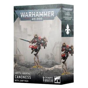 Boîte d'emballage cartonnée officielle de Games Workshop vue de trois-quarts, présentant la figurine de la Chanoinesse à Réacteur Dorsal pour la faction Adepta Sororitas de Warhammer 40,000. L'illustration centrale met en scène une guerrière en armure de puissance noire et drapée d'une longue cape rouge à capuche, s'élançant dans les airs depuis un débris métallique de ruine gothique. Son paquetage dorsal est équipé de réacteurs surmontés de deux halos dorés en forme de roues dentées. Elle brandit une épée énergétique traversée d'éclairs bleus dans sa main droite et tient un pistolet dans sa main gauche. Le champ de bataille en arrière-plan est un paysage urbain dévasté et brumeux dans des teintes grisâtres. Le haut de la boîte arbore le logo métallique gris "Warhammer 40,000". Le coin inférieur gauche affiche le texte "ADEPTA SORORITAS CANONESS WITH JUMP PACK", tandis que le bas indique "1 CITADEL MINIATURE" à côté du logo blanc de Games Workshop. Le flanc droit de la boîte montre une grande fleur de lys blanche, symbole de la faction, au-dessus d'un gros plan partiel de la même figurine.