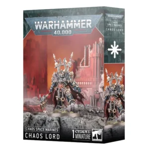 Boîte d'emballage officielle de figurine pour le jeu de stratégie Warhammer 40,000, présentée de trois-quarts. Le grand logo argenté de Warhammer 40,000 domine le haut de la boîte sur un fond gris texturé. L'illustration centrale montre un Space Marines du Chaos – Seigneur du Chaos, un imposant guerrier en armure énergétique noire et dorée ornée de crânes, de chaînes et d'une fourrure sur l'épaulière. Il porte un casque à cornes géantes et un râtelier dorsal hérissé de piques arborant des crânes et des trophées, tout en tenant une hache tronçonneuse. La figurine est positionnée sur un socle rocheux, un pied surélevé, devant un arrière-plan rougeoyant montrant des ruines industrielles en ruines. En bas à gauche, les inscriptions blanches indiquent "CHAOS SPACE MARINES" et "CHAOS LORD". En bas au centre, la mention "1 CITADEL MINIATURE" figure à côté du logo blanc Citadel de Warhammer. Le rabat latéral droit affiche une étoile à huit branches blanche du Chaos, le nom de l'unité et un gros plan de la figurine.