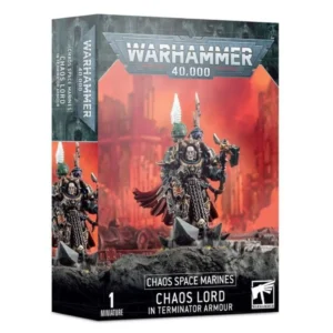 Boîte de produit officielle Warhammer 40,000 présentant la figurine d'un Seigneur du Chaos en Armure Terminator (Chaos Lord in Terminator Armour). Sur l'illustration centrale, au milieu d'un décor de guerre apocalyptique aux teintes rouge et orange vif, se dresse un puissant guerrier en armure noire et dorée ornée de crânes et de chaînes. Il porte une cape rouge, brandit une hache énergétique et un combi-grelon. Derrière son armure, des trophées incluant des casques de Space Marines sont visibles. Le haut de la boîte arbore le logo gris "Warhammer 40,000", et le bas indique les mentions textuelles "Chaos Space Marines", "Chaos Lord in Terminator Armour" et "1 Miniature".
