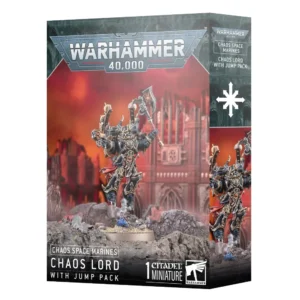 Boîte d'emballage officielle de figurine pour le jeu de stratégie Warhammer 40,000, montrant le produit de trois-quarts. En haut de la boîte, le grand logo argenté de Warhammer 40,000 se détache sur un fond gris texturé. L'illustration principale met en scène un Seigneur du Chaos avec Réacteur Dorsal, un redoutable guerrier en armure noire et dorée ornée de cornes et de piques. Il est représenté en plein saut, propulsé par son réacteur dorsal qui laisse échapper de la fumée, brandissant d'une main un pistolet à plasma et de l'autre une grande hache énergétique. La figurine est positionnée au-dessus d'un sol rocailleux gris, devant un arrière-plan incendiaire aux teintes rouge et orange vif dévoilant des ruines gothiques. En bas à gauche, les inscriptions blanches indiquent "CHAOS SPACE MARINES" et "CHAOS LORD WITH JUMP PACK". En bas au centre, la mention "1 CITADEL MINIATURE" figure à côté du logo blanc de Warhammer. Le rabat latéral droit présente l'étoile à huit branches blanche du Chaos, le nom de l'unité en anglais et un gros plan du personnage.