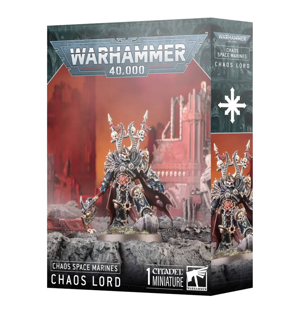 Boîte d'emballage officielle de figurine pour le jeu de stratégie Warhammer 40,000, présentée de trois-quarts. Le grand logo argenté de Warhammer 40,000 domine le haut de la boîte sur un fond gris texturé. L'illustration centrale montre un Space Marines du Chaos – Seigneur du Chaos, un imposant guerrier en armure énergétique noire et dorée ornée de crânes, de chaînes et d'une fourrure sur l'épaulière. Il porte un casque à cornes géantes et un râtelier dorsal hérissé de piques arborant des crânes et des trophées, tout en tenant une hache tronçonneuse. La figurine est positionnée sur un socle rocheux, un pied surélevé, devant un arrière-plan rougeoyant montrant des ruines industrielles en ruines. En bas à gauche, les inscriptions blanches indiquent "CHAOS SPACE MARINES" et "CHAOS LORD". En bas au centre, la mention "1 CITADEL MINIATURE" figure à côté du logo blanc Citadel de Warhammer. Le rabat latéral droit affiche une étoile à huit branches blanche du Chaos, le nom de l'unité et un gros plan de la figurine.