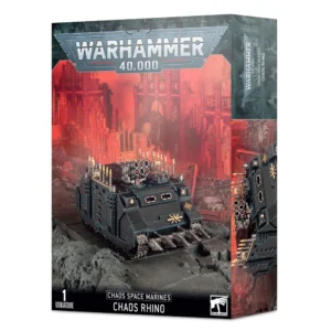 Boîte d'emballage officielle d'une figurine de véhicule pour le jeu de stratégie Warhammer 40,000, présentée de trois-quarts. Le grand logo argenté de Warhammer 40,000 domine le haut de la boîte, incrusté sur une bordure supérieure gris foncé. L'illustration centrale met en scène un Rhino du Chaos, un char de transport blindé peint en noir corbeau avec de légers reflets bleutés. Le véhicule est lourdement personnalisé avec des attributs hérétiques : des râteliers de piques ornés de crânes sur les côtés, un lance-missiles multiple monté sur le toit, et une lame de bulldozer dentelée à l'avant. Des icônes dorées de l'étoile à huit branches du Chaos sont fixées sur son blindage. Le char progresse au milieu de débris sur un sol rocheux gris, devant un arrière-plan apocalyptique embrasé de lumière rouge montrant les ruines massives d'une cité gothique détruite. En bas au centre, les inscriptions blanches indiquent "CHAOS SPACE MARINES CHAOS RHINO", tandis que la mention "1 MINIATURE" et le logo blanc officiel de Warhammer encadrent le bas de la boîte. Le rabat latéral droit, d'une teinte bleu-vert sombre texturée de visages hurlants, montre un gros plan du flanc du blindé.