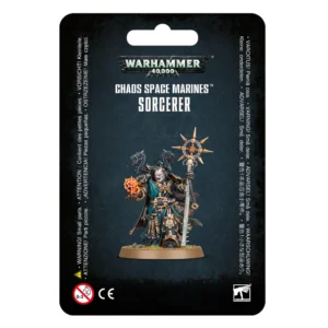 Face avant d'un emballage cartonné officiel pour figurine Warhammer 40,000, isolé sur un fond noir uni. Le haut du blister affiche le logo argenté classique de Warhammer 40,000, suivi des inscriptions blanches "CHAOS SPACE MARINES" et "SORCERER". Au centre, l'illustration montre la figurine peinte du Sorcier Space Marine du Chaos. Ce personnage maléfique est vêtu d'une armure noire et dorée ornée de crânes, d'une longue robe turquoise et d'une cape sombre. D'une main, il brandit un grand sceptre de force surmonté d'une étoile à huit branches dorée dotée d'un œil central, tandis que son autre main projette une énergie magique orangée et lumineuse en forme d'œil stylisé. Des lignes verticales d'avertissements de sécurité en plusieurs langues encadrent les côtés de l'image. Le bas présente le logo blanc officiel de Warhammer Citadel ainsi que les pictogrammes réglementaires de sécurité et de conformité CE.