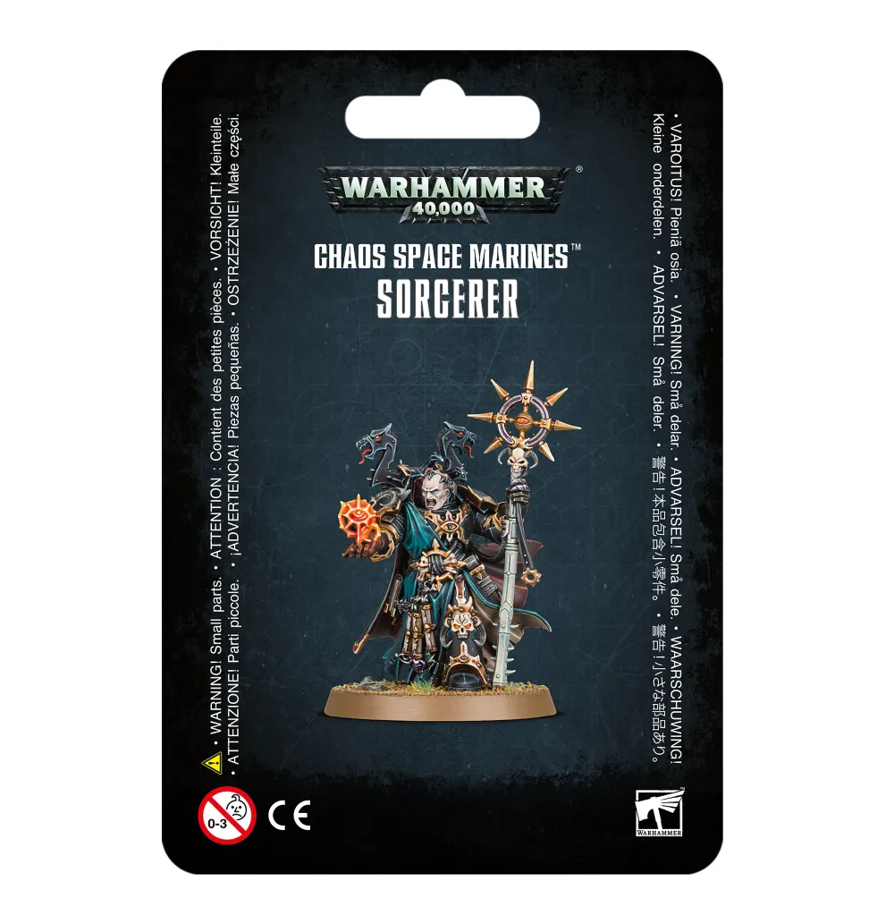 Face avant d'un emballage cartonné officiel pour figurine Warhammer 40,000, isolé sur un fond noir uni. Le haut du blister affiche le logo argenté classique de Warhammer 40,000, suivi des inscriptions blanches "CHAOS SPACE MARINES" et "SORCERER". Au centre, l'illustration montre la figurine peinte du Sorcier Space Marine du Chaos. Ce personnage maléfique est vêtu d'une armure noire et dorée ornée de crânes, d'une longue robe turquoise et d'une cape sombre. D'une main, il brandit un grand sceptre de force surmonté d'une étoile à huit branches dorée dotée d'un œil central, tandis que son autre main projette une énergie magique orangée et lumineuse en forme d'œil stylisé. Des lignes verticales d'avertissements de sécurité en plusieurs langues encadrent les côtés de l'image. Le bas présente le logo blanc officiel de Warhammer Citadel ainsi que les pictogrammes réglementaires de sécurité et de conformité CE.