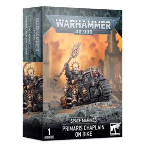 Boîte d'emballage officielle de la figurine Warhammer 40,000 présentant le Space Marine Primaris Chaplain on Bike. L'illustration centrale met en scène le Chapelain à Moto, un guerrier en armure assistée noire et au casque en forme de crâne blanc, brandissant fièrement son sceptre Crozius Arcanum doré. Il chevauche une moto de combat massive et blindée, ornée d'icônes impériales, de crânes dorés et d'un grand livre ouvert enchaîné sur l'avant. Le véhicule progresse sur un terrain rocheux et gris. En arrière-plan, un ciel de guerre apocalyptique brille de teintes chaudes orange et jaune derrière les silhouettes de ruines gothiques. Le logo argenté Warhammer 40,000 domine le haut de la boîte, tandis que les mentions textuelles "Space Marines" et "Primaris Chaplain on Bike" sont inscrites en blanc sur une bande noire en bas.