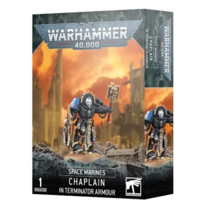 Vue de trois quarts de la boîte de figurine officielle pour le jeu Warhammer 40,000 mettant en scène le Chapelain en Armure Terminator. Le logo officiel métallique bleu et argenté « WARHAMMER 40,000 » est centré au sommet de l'emballage. L'illustration principale montre un guerrier Space Marine massif en armure Terminator noire dotée de bordures dorées, de sceaux de pureté et d'un tabard beige couvert d'écritures gothiques. Son casque est un masque en forme de crâne blanc effrayant au regard rouge. De sa main gauche gantée, il brandit un crozius arcanum, une masse d'armes sacrée en or, tandis que sa main droite tient fermement un grand bouclier relique orné d'un squelette. Son épaulière droite est bleu azur et arbore l'icône blanche du Chapitre des Ultramarines. Le personnage se tient fièrement sur un sol rocheux, devant un paysage de cathédrales gothiques en ruines sous un ciel de guerre embrasé par des teintes orange et jaune. Le bandeau noir en bas de la boîte comporte les inscriptions blanches « 1 MINIATURE », « SPACE MARINES », et « CHAPLAIN IN TERMINATOR ARMOUR », ainsi que le logo carré blanc de Games Workshop dans le coin inférieur droit.