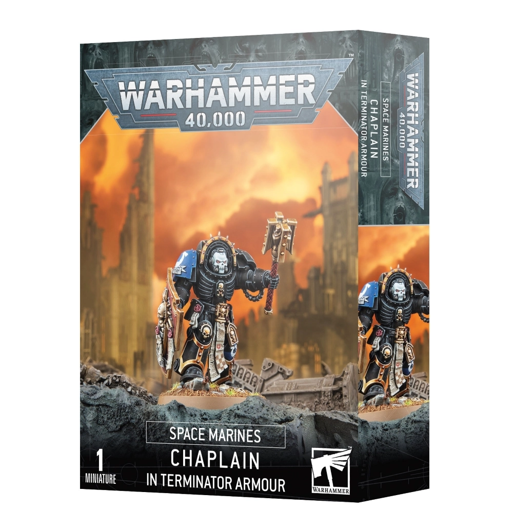Vue de trois quarts de la boîte de figurine officielle pour le jeu Warhammer 40,000 mettant en scène le Chapelain en Armure Terminator. Le logo officiel métallique bleu et argenté « WARHAMMER 40,000 » est centré au sommet de l'emballage. L'illustration principale montre un guerrier Space Marine massif en armure Terminator noire dotée de bordures dorées, de sceaux de pureté et d'un tabard beige couvert d'écritures gothiques. Son casque est un masque en forme de crâne blanc effrayant au regard rouge. De sa main gauche gantée, il brandit un crozius arcanum, une masse d'armes sacrée en or, tandis que sa main droite tient fermement un grand bouclier relique orné d'un squelette. Son épaulière droite est bleu azur et arbore l'icône blanche du Chapitre des Ultramarines. Le personnage se tient fièrement sur un sol rocheux, devant un paysage de cathédrales gothiques en ruines sous un ciel de guerre embrasé par des teintes orange et jaune. Le bandeau noir en bas de la boîte comporte les inscriptions blanches « 1 MINIATURE », « SPACE MARINES », et « CHAPLAIN IN TERMINATOR ARMOUR », ainsi que le logo carré blanc de Games Workshop dans le coin inférieur droit.
