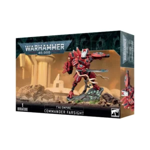 Boîte de produit officielle Warhammer 40,000 présentant la figurine du Commandeur Farsight. L'illustration centrale met en scène un puissant exo-armure de combat d'un rouge vif avec des détails blancs et noirs, campé dans une pose dynamique sur un débris rocheux orné d'un petit arbre aux fleurs blanches. Le guerrier brandit une grande épée pragmatique et un bouclier rond attaché à son bras. Le fond de l'image montre un paysage désertique et des structures high-tech de l'Empire T'au sous un ciel ocre et poussiéreux. Le logo gris "Warhammer 40,000" est placé en haut à gauche. La bordure noire inférieure indique les mentions textuelles "1 Miniature", "T'au Empire" et "Commander Farsight".