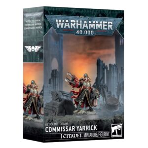 Emballage officiel de la boîte de figurine Warhammer 40,000 pour le Commissaire Yarrick de la faction Astra Militarum. L'illustration centrale présente la figurine peinte du personnage se tenant fièrement sur un sol rocheux parsemé de débris industriels gris et de gravats. Il porte son long manteau noir doublé de rouge, une casquette d'officier impérial, et arbore sa célèbre pince énergétique rouge et métal à la place du bras droit ainsi qu'un bolter Storm dans sa main gauche. L'arrière-plan dépeint un ciel de guerre embrasé par un coucher de soleil orange à travers les silhouettes de ruines gothiques sombres. Le logo bleu et blanc "Warhammer 40,000" trône en haut au centre de la boîte. Les inscriptions blanches "ASTRA MILITARUM" et "COMMISSAR YARRICK" figurent en bas à gauche, tandis que la mention "1 CITADEL MINIATURE/FIGURINE" et le logo blanc de Citadel apparaissent sur la bordure inférieure noire.