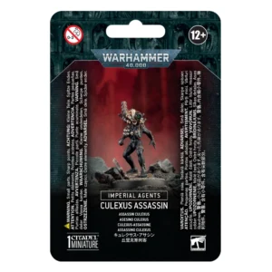 Emballage sous blister officiel d'une figurine de personnage pour le jeu de stratégie Warhammer 40,000, présenté de face avec une fente d'accroche au sommet. La partie supérieure est ornée du logo officiel argenté Warhammer 40,000 sur fond gris texturé de visages hurlants. L'illustration centrale met en scène l'Assassin Culexus entièrement assemblé et peint. Ce tueur anti-psyker porte une combinaison furtive noire moulante avec des connecteurs et des câbles subtils. Sa tête est recouverte par un immense et terrifiant casque Animus Speculum en forme de crâne stylisé noir et blanc, équipé d'un grand œil cybernétique vert luminescent sur la droite et de multiples structures tubulaires à l'arrière. Le personnage est représenté en posture dynamique sur un sol rocheux sombre et parsemé de débris de ruines. L'arrière-plan de l'illustration offre un dégradé de rouge sombre et des silhouettes de cathédrales gothiques embrumées. En bas au centre, un encadré noir affiche les mentions "IMPERIAL AGENTS" et "CULEXUS ASSASSIN", suivies de ses traductions dans plusieurs langues. En bas à gauche figure la mention "1 CITADEL MINIATURE".