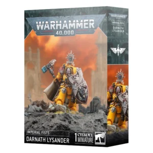 Vue en perspective de la boîte de figurine Warhammer 40,000 présentant le personnage de Darnath Lysander pour la faction des Imperial Fists. L'illustration centrale met en valeur la figurine d'un puissant Space Marine revêtu d'une armure énergétique jaune vif caractéristique, agrémentée d'une cape beige. Il brandit un immense marteau de tonnerre à l'effet d'énergie bleutée d'une main et se protège derrière un très grand bouclier storm orné d'un aigle sculpté et de l'inscription "LYSANDER". Le héros se tient debout sur un sol de débris rocheux gris, devant un arrière-plan de cathédrale gothique en ruines sous un ciel de guerre orange et enfumé. Le logo argenté "WARHAMMER 40,000" domine le haut de la boîte. Sur le bandeau noir inférieur, les inscriptions textuelles blanches indiquent "IMPERIAL FISTS" et "DARNATH LYSANDER", accompagnées des mentions "1 CITADEL MINIATURE" et du logo blanc carré de Warhammer. La tranche droite de l'emballage affiche le symbole d'une épée ailée avec un crâne ainsi que le nom du personnage.