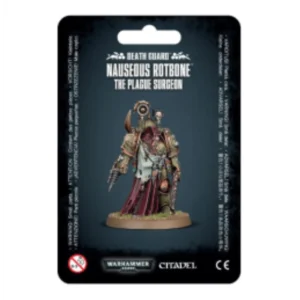 Emballage sous blister officiel d'une figurine de personnage pour le jeu de stratégie Warhammer 40,000, présenté de face avec une fente d'accroche au sommet. Sur un fond gris-bleu uni et sombre, l'illustration centrale présente le personnage entièrement assemblé et peint sur son socle. Ce Space Marine de la faction Death Guard arbore une armure énergétique vert olive corrodée et ornée d'éléments en bronze rouillé. Il porte un tablier de médecin blanc ensanglanté et déchiré ainsi qu'une longue robe inférieure rouge bordeaux lambeautée. Le personnage est équipé d'instruments chirurgicaux macabres, dont un bras droit robotisé terminé par des seringues et des scies, et il tient une épée rouillée dans sa main gauche. Une icône de crâne surmonte son paquetage dorsal. En haut, l'inscription en lettres capitales blanches indique "DEATH GUARD NAUSEOUS ROTBONE THE PLAGUE SURGEON". En bas, le logo officiel de Warhammer 40,000 est entouré du logo blanc Citadel à sa droite et des pictogrammes de sécurité. Ce visuel correspond à la fiche produit du redoutable Chirurgien de la Peste.